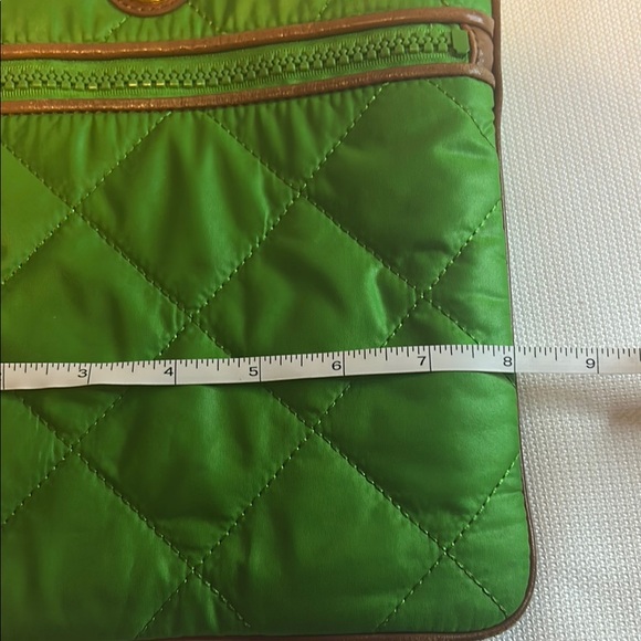 Tory Burch Green Quilted Crossbody Bag with Adjustable Strap - Picture 14 of 15